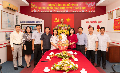Trưởng ban Tuyên giáo Tỉnh ủy, Trưởng đoàn Đại biểu Quốc hội tỉnh An Giang Trần Thị Thanh Hương chúc Tết Báo An Giang