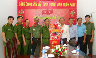 Bí thư Huyện ủy Tri Tôn chúc Tết lực lượng vũ trang