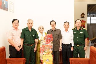 Bí thư Tỉnh ủy An Giang Lê Hồng Quang chúc Tết các đồng chí nguyên Bí thư Tỉnh ủy và gia đình chính sách