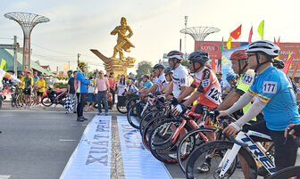 Khai mạc Giải Đua xe đạp truyền thống mừng Đảng - mừng Xuân huyện Châu Phú mở rộng