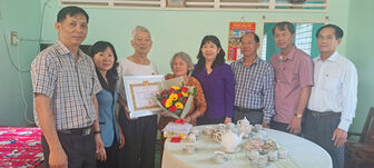 Trao Huy hiệu Đảng tại nhà cho đảng viên cao niên ở huyện Châu Phú