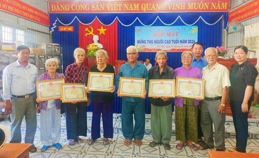 Chúc thọ các cụ  cao niên và trên 100 tuổi ở xã Mỹ Phú