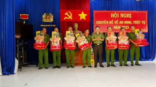 Công an tỉnh An Giang chúc Tết Công an huyện Tri Tôn