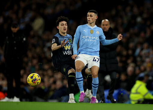 Julian Alvarez chói sáng, Man City thắng dễ Burnley