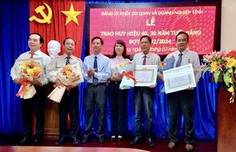 Ban Thường vụ Đảng ủy Khối tỉnh An Giang trao tặng Huy hiệu 40 năm, 30 năm tuổi Đảng cho đảng viên