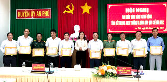 Huyện ủy An Phú tổng kết thi đua khen thưởng và đóng góp quy chế làm việc