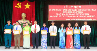 TP. Long Xuyên kỷ niệm thành lập Đảng Cộng sản Việt Nam, trao Huy hiệu Đảng đợt 3-2