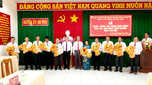 Huyện ủy An Phú trao Huy hiệu Đảng đợt 3/2