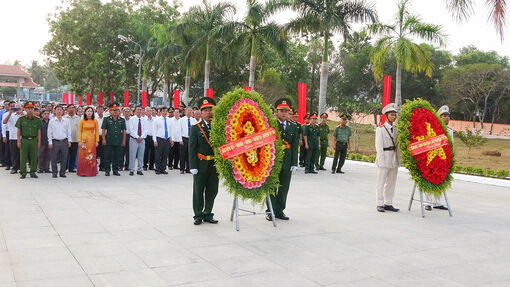 Lãnh đạo huyện Tri Tôn viếng Nghĩa trang liệt sĩ huyện