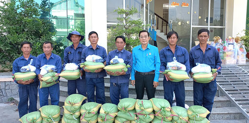 Nhiều hoạt động chăm lo cho đoàn viên, người lao động dịp Tết Nguyên đán ở TX. Tịnh Biên