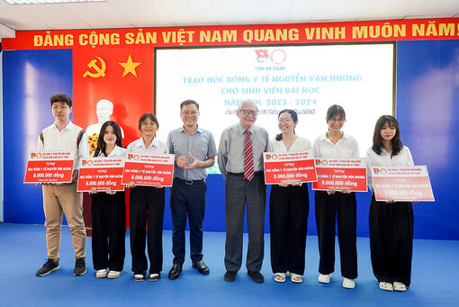 Trao 35 suất Học bổng Y tế Nguyễn Văn Hưởng và Học bổng Khoa học- kỹ thuật cho sinh viên gặp khó khăn