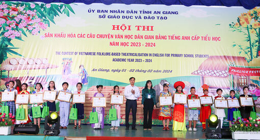 Trao giải Hội thi Sân khấu hóa các câu chuyện dân gian bằng tiếng Anh cấp tiểu học