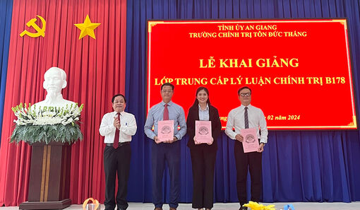 Trường Chính trị Tôn Đức Thắng khai giảng lớp Trung cấp Lý luận chính trị hệ không tập trung B178 năm 2024