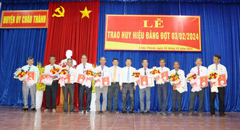 Ban Thường vụ Huyện ủy Châu Thành trao Huy hiệu Đảng
