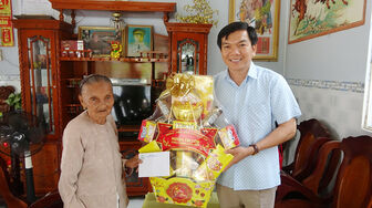 Chủ tịch UBND huyện Tri Tôn chúc Tết gia đình chính sách