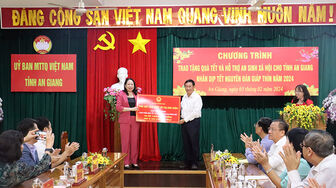 Phó Chủ tịch nước Cộng hòa Xã hội Chủ nghĩa Việt Nam Võ Thị Ánh Xuân trao quà hỗ trợ an sinh xã hội tại An Giang