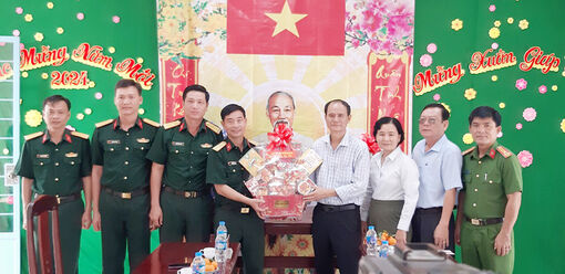 Chủ tịch UBND huyện Châu Phú Nguyễn Phước Nên chúc Tết các đơn vị lực lượng vũ trang