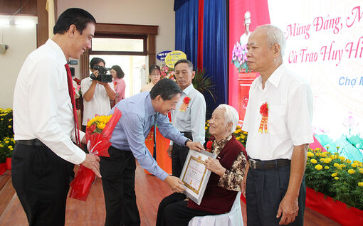 Đảng bộ huyện Chợ Mới họp mặt mừng Đảng- mừng Xuân năm 2024 và trao Huy hiệu Đảng cho đảng viên