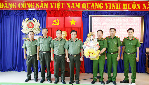 Giám đốc Công an An Giang thăm, chúc Tết lực lượng công an cơ sở ở biên giới