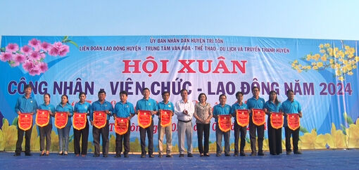 Người lao động huyện miền núi Tri Tôn vui với hội Xuân