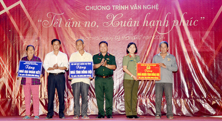 Đảng ủy Khối Cơ quan và Doanh nghiệp tỉnh An Giang tổ chức đêm văn nghệ và trao 22 căn nhà tại huyện An Phú