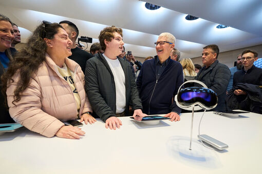 Người hâm mộ Apple xếp hàng mua Vision Pro giá 85 triệu đồng