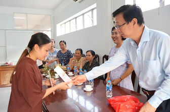 Hiệu trưởng Trường Đại học An Giang Võ Văn Thắng trao quà cho sinh viên ở lại ký túc xá làm thêm xuyên Tết