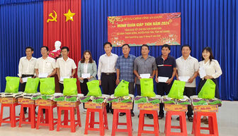 Sở Tài chính An Giang tặng 1.000 phần quà Tết cho người nghèo và gia đình chính sách