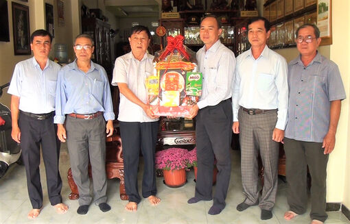 Bí thư Thành ủy, Chủ tịch UBND TP. Châu Đốc đến thăm, chúc Tết các nguyên lãnh đạo thành phố qua các thời kỳ