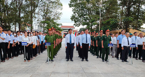 Huyện ủy, HĐND, UBND, UBMTTQVN huyện Phú Tân viếng Nghĩa trang liệt sĩ nhân dịp Tết Giáp Thìn 2024