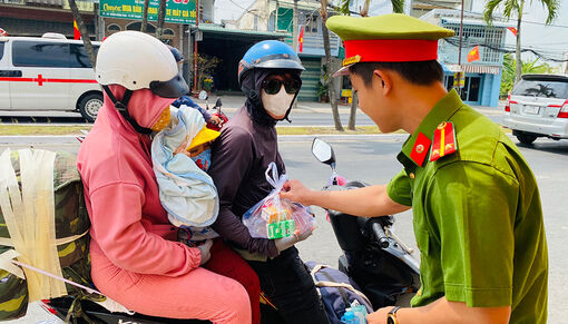 Phòng Cảnh sát Giao thông Công an An Giang tổ chức “Điểm dừng chân nghĩa tình”