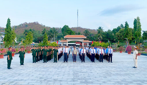 Thị ủy, HĐND, UBND, UBMTQVN TX. Tịnh Biên tổ chức viếng nghĩa trang liệt sĩ