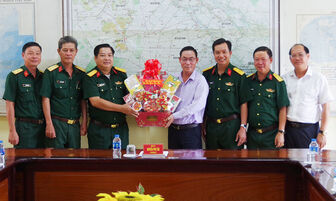 Bí thư Huyện ủy Châu Phú Nguyễn Phú Tân chúc Tết lực lượng vũ trang và các đơn vị