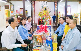 Chủ tịch UBND huyện Châu Phú Nguyễn Phước Nên chúc Tết các cơ sở thờ tự