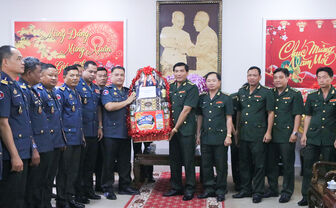 Hiến binh tỉnh Kandal chúc Tết Bộ Chỉ huy Bộ đội Biên phòng tỉnh An Giang