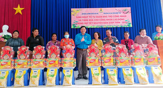 Liên đoàn Lao động huyện Châu Phú trao quà Tết cho công nhân, người lao động