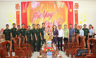 Phó Chủ tịch UBND tỉnh An Giang Nguyễn Thị Minh Thúy thăm, chúc Tết lực lượng vũ trang, gia đình chính sách