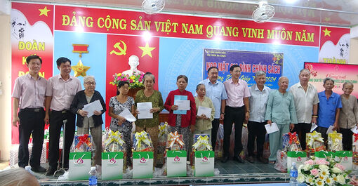 Thị trấn Ba Chúc tri ân gia đình chính sách