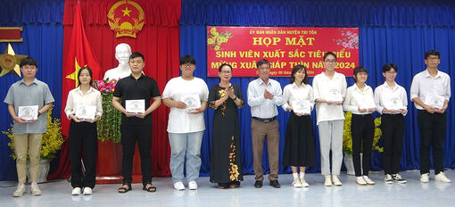 UBND huyện Tri Tôn họp mặt sinh viên xuất sắc mừng Xuân Giáp Thìn 2024