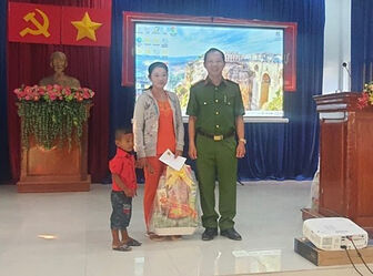 Công an huyện Tri Tôn tặng quà Tết cho con của can phạm nhân có hoàn cảnh khó khăn