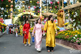 Du khách nô nức dự hội hoa xuân Tao Đàn, check-in 'rễ cây khô' giá 7,9 tỷ đồng
