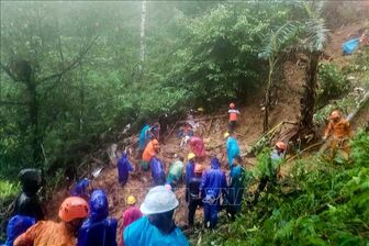 Philippines: Lở đất chôn vùi 2 xe buýt, nhiều người bị thương