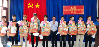 Trao lệnh gọi công dân nhập ngũ năm 2024 tại thị trấn Cái Dầu và xã Bình Long