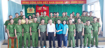 UBMTTQVN huyện Châu Phú tặng quà Tết cán bộ, chiến sĩ công an hoàn cảnh khó khăn
