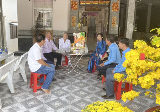 Bí thư Huyện ủy Tri Tôn chúc Tết người cao tuổi nhất huyện