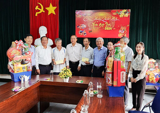 Đồng chí Lê Văn Nưng thăm, chúc Tết Liên hiệp các Hội Khoa học và Kỹ thuật tỉnh và Hội Luật gia tỉnh