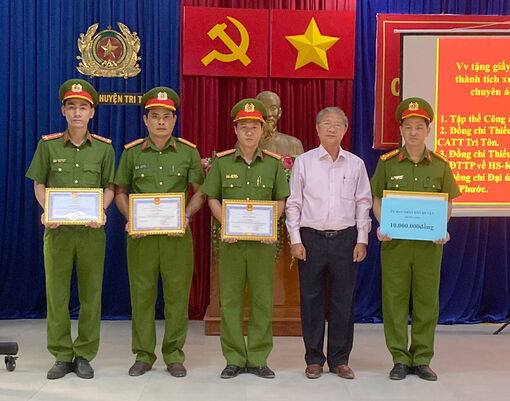 Khen thưởng đột xuất thành tích phá chuyên án ma túy lớn của Công an huyện Tri Tôn