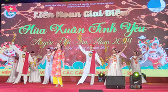 Huyện Phú Tân tổ chức Liên hoan giai điệu “Mùa Xuân tình yêu” mừng Xuân mới