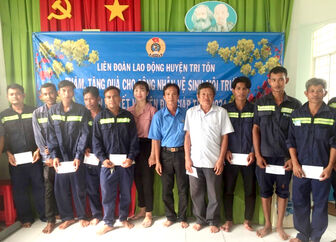 Liên đoàn Lao động huyện Tri Tôn tặng quà Tết cho công nhân vệ sinh