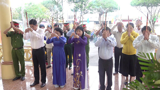 Trưởng ban Tuyên giáo Tỉnh ủy, Trưởng đoàn Đại biểu Quốc hội tỉnh An Giang Trần Thị Thanh Hương dâng hương tại Nhà bia liệt sĩ huyện Thoại Sơn
